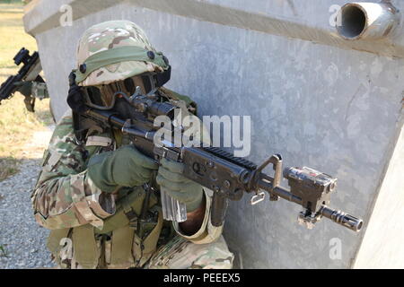 Ein georgischer Soldat Bravo Firma zugewiesen, 22 Leichte Infanterie Bataillon, 2 Infanterie Brigade bietet Sicherheit bei der Durchführung einer städtischen Patrol Schulung Lane während einer Mission Rehearsal Übung (MRE) am Joint Multinational Readiness Center in Hohenfels, Deutschland, August 9, 2015. Georgische Soldaten führen die MRE neben US Marine Corps Mentoren, bevor sie nach Afghanistan, um die Fähigkeiten, die notwendig sind, neben der International Security Assistance Force partner Kräfte in einer aufstandsbekämpfung Umfeld zu schärfen. (U.S. Armee Foto von SPC. Brian Chaney/Freigegeben) Stockfoto