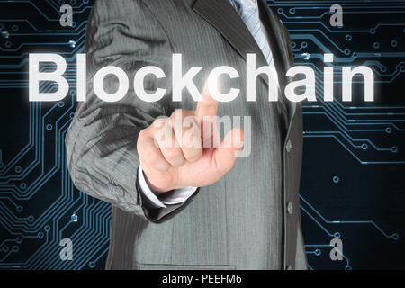 Geschäftsmann drücken virtuelle Blockchain Wort auf digitalen Hintergrund Stockfoto