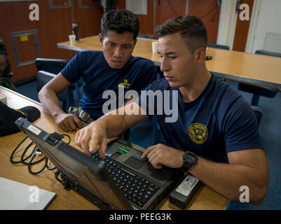 150805-N-TS 452-019 SURABAYA, Indonesien (Aug. 5, 2015) U.S. Navy Diver 3. Klasse Taylor Wade, rechts, für die Beseitigung von Explosivstoffen Mobile Einheit (EODMU) 11, führt Schulungen zu Unterwasser suche Techniken, die mit der indonesischen Marine Diver 1. Lt Sugiarto, zugeordnet zu den Dislambair Koarmatim, an Bord der Military Sealift Command Rettung und Bergung ship USNS Safeguard (T-ARS 50) Während der Zusammenarbeit flott Bereitschaft und Weiterbildung (CARAT) Indonesien 2015. In seinem 21. Jahr, CARAT ist eine jährliche bilaterale Übung Serie mit der US Navy, US Marine Corps und der bewaffneten Kräfte der neun Partner Nationen. Stockfoto