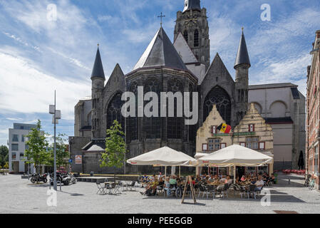Touristen im straßencafé vor der Stiftskirche St. Walburga/Sint-Walburgakerk in der Stadt Oudenaarde, Ostflandern, Belgien Stockfoto