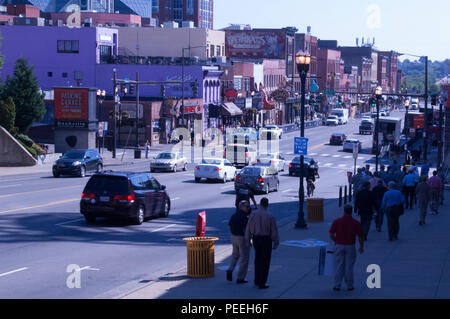 Mehrere Mitglieder des Mississippi Flusses Kommission und lokalen Interessengruppen Kopf unten untere Broadway in Nashville, Tenn., 12.08.2015, während einer Tour zu Fuß. (USACE Foto von Lee Roberts) Stockfoto