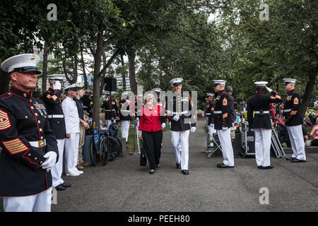 Die 18 Sergeant Major des Marine Corps, Ronald L. Grün, Hosts ein Sonnenuntergang Parade im Marine Corps War Memorial, Arlington, Va., Nov. 11, 2015. Der Herr Abgeordnete Frau Holly Petraeus, Assistant Director, Service Mitglied der Consumer Financial Protection Bureau, war der Ehrengast bei der Parade. (U.S. Marine Corps Foto von Sgt. Melissa Marnell, Büro des Sergeant Major des Marine Corps/Freigegeben) Stockfoto