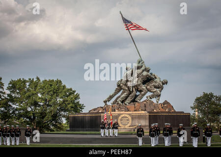 Die 18 Sergeant Major des Marine Corps, Ronald L. Grün, Hosts ein Sonnenuntergang Parade im Marine Corps War Memorial, Arlington, Va., Nov. 11, 2015. Der Herr Abgeordnete Frau Holly Petraeus, Assistant Director, Service Mitglied der Consumer Financial Protection Bureau, war der Ehrengast bei der Parade. (U.S. Marine Corps Foto von Sgt. Melissa Marnell, Büro des Sergeant Major des Marine Corps/Freigegeben) Stockfoto