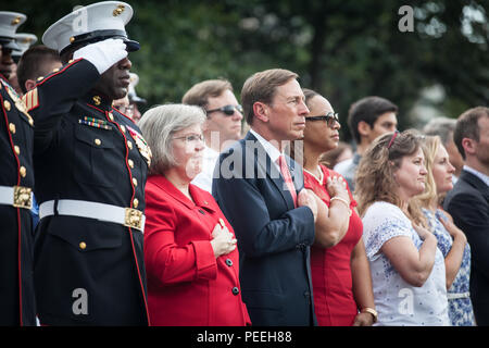 Die 18 Sergeant Major des Marine Corps, Ronald L. Grün, Hosts ein Sonnenuntergang Parade im Marine Corps War Memorial, Arlington, Va., Nov. 11, 2015. Der Herr Abgeordnete Frau Holly Petraeus, Assistant Director, Service Mitglied der Consumer Financial Protection Bureau, war der Ehrengast bei der Parade. (U.S. Marine Corps Foto von Sgt. Melissa Marnell, Büro des Sergeant Major des Marine Corps/Freigegeben) Stockfoto