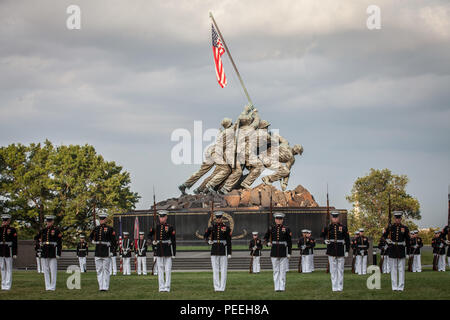 Die 18 Sergeant Major des Marine Corps, Ronald L. Grün, Hosts ein Sonnenuntergang Parade im Marine Corps War Memorial, Arlington, Va., Nov. 11, 2015. Der Herr Abgeordnete Frau Holly Petraeus, Assistant Director, Service Mitglied der Consumer Financial Protection Bureau, war der Ehrengast bei der Parade. (U.S. Marine Corps Foto von Sgt. Melissa Marnell, Büro des Sergeant Major des Marine Corps/Freigegeben) Stockfoto