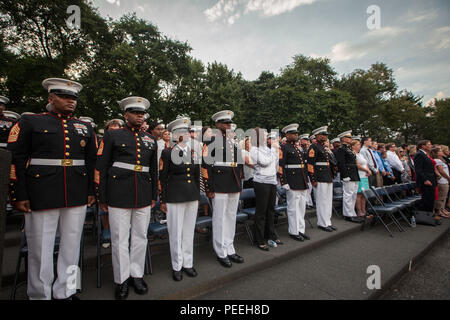 Die 18 Sergeant Major des Marine Corps, Ronald L. Grün, Hosts ein Sonnenuntergang Parade im Marine Corps War Memorial, Arlington, Va., Nov. 11, 2015. Der Herr Abgeordnete Frau Holly Petraeus, Assistant Director, Service Mitglied der Consumer Financial Protection Bureau, war der Ehrengast bei der Parade. (U.S. Marine Corps Foto von Sgt. Melissa Marnell, Büro des Sergeant Major des Marine Corps/Freigegeben) Stockfoto