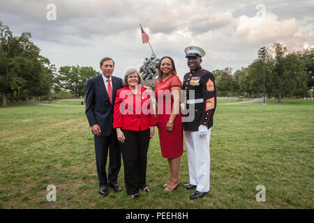 Die 18 Sergeant Major des Marine Corps, Ronald L. Grün, Hosts ein Sonnenuntergang Parade im Marine Corps War Memorial, Arlington, Va., Nov. 11, 2015. Der Herr Abgeordnete Frau Holly Petraeus, Assistant Director, Service Mitglied der Consumer Financial Protection Bureau, war der Ehrengast bei der Parade. (U.S. Marine Corps Foto von Sgt. Melissa Marnell, Büro des Sergeant Major des Marine Corps/Freigegeben) Stockfoto