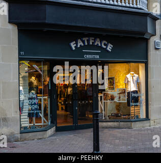 Chester, UK: Aug 6, 2018: Fatface Ladenlokal im Stadtzentrum von Chester. Fatface sind Fachhändler der Lebensstil, Zubehör und Bekleidung waren. Stockfoto