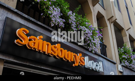 Chester, UK: Aug 6, 2018: Der Sainsbury lokale Logo auf einem Schild über ihren Store im Zentrum von Chester Stockfoto