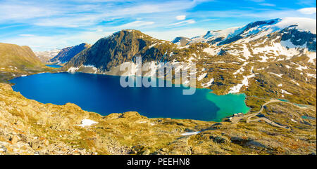 Panorama auf den See Djupvatnet auf dem Weg zum Berg Dalsnibba, Norwegen Stockfoto