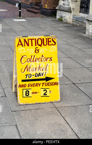 Antiquitäten und Sammler markt Werbung auf Pflaster Stockfoto