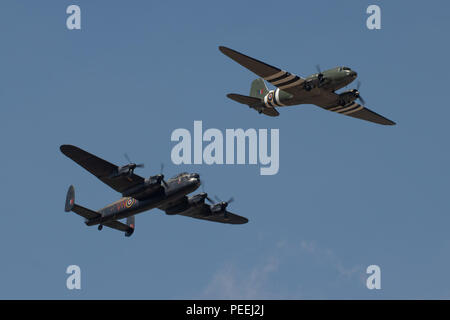 RAF Avro Lancaster Bomber und Douglas C-47 Skytrain aka Dakota am 2018 Royal International Air Tattoo an RAF Fairford, England. Stockfoto