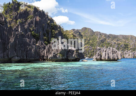 Wunderschöne Landschaft auf dem philippinischen Meer mit Boot Tour Stockfoto