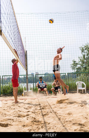 BRATISLAVA, SLOWAKEI - 11. JUNI 2016 - Spieler bei Beach-volleyball-Turnier am 11. Juni 2016 in Bratislava, Slowakei Stockfoto