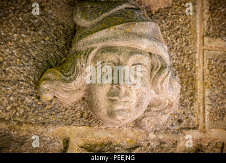 Kopf Skulptur an der Wand geschnitzt aus Stein im Le Rochpot, Burgund, Frankreich am 17. Juni 2013 getroffen Stockfoto