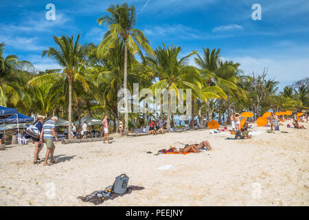 Perfekte touristische Strand mit Palmen auf der philippinischen Insel Stockfoto