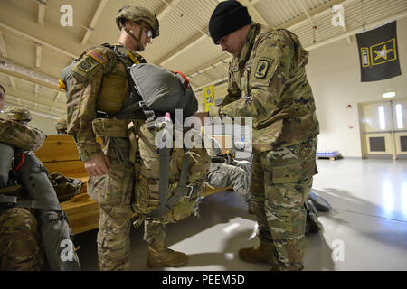 U.S. Army Staff Sgt. Cameron Motley, ein jumpmaster zum 2. Bataillon zugeordnet, 503Rd Infanterie Regiment, 173Rd Airborne Brigade, führt eine jumpmaster Personal Inspektion von SPC. Jakob Clarkson's Ausrüstung, ein fallschirmjäger auf die 173Rd Airborne Brigade, Jan. 20, 2016 zugewiesen, bevor ein Betrieb in Aviano Air Base, Italien. Die 173Rd Airborne Brigade ist der US-Armee Contingency Response Force in Europa, die in der Projektion bereit Kräfte überall in den USA in Europa, Afrika oder Verantwortungsbereich Zentrale Befehle' innerhalb von 18 Stunden. (U.S. Armee Foto von visuellen Informationen Spezialist Stockfoto