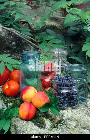 Frisches Obst, Beeren und Tomaten mit altmodischen home Einmachgläser. Foto Stockfoto