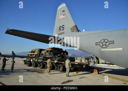 Us-service Mitglieder laden zwei Fallschirm - manipulierten Humvees, die 173Rd Airborne Brigade der US-Armee auf eine US Air Force 86th Air Wing Hercules C-130-Flugzeuge in Aviano Air Base, Italien, Jan. 21, 2016. Die 173Rd Airborne Brigade ist der US-Armee Contingency Response Force in Europa, die in der Projektion bereit Kräfte überall in den USA in Europa, Afrika oder Verantwortungsbereich Zentrale Befehle' innerhalb von 18 Stunden. (U.S. Armee Foto von visuellen Informationen Spezialist Paolo Bovo/Freigegeben) Stockfoto