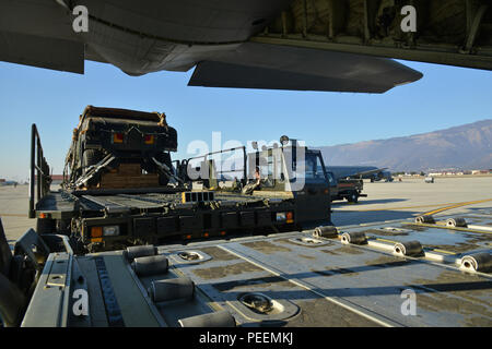 Us-service Mitglieder laden zwei Fallschirm - manipulierten Humvees, die 173Rd Airborne Brigade der US-Armee auf eine US Air Force 86th Air Wing Hercules C-130-Flugzeuge in Aviano Air Base, Italien, Jan. 21, 2016. Die 173Rd Airborne Brigade ist der US-Armee Contingency Response Force in Europa, die in der Projektion bereit Kräfte überall in den USA in Europa, Afrika oder Verantwortungsbereich Zentrale Befehle' innerhalb von 18 Stunden. (U.S. Armee Foto von visuellen Informationen Spezialist Paolo Bovo/Freigegeben) Stockfoto