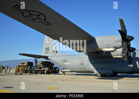 Us-Amerikanische und Italienische service Mitglieder laden zwei Fallschirm - manipulierten Humvees, die 173Rd Airborne Brigade der US-Armee auf eine US Air Force 86th Air Wing Hercules C-130-Flugzeuge in Aviano Air Base, Italien, Jan. 21, 2016. Die 173Rd Airborne Brigade ist der US-Armee Contingency Response Force in Europa, die in der Projektion bereit Kräfte überall in den USA in Europa, Afrika oder Verantwortungsbereich Zentrale Befehle' innerhalb von 18 Stunden. (U.S. Armee Foto von visuellen Informationen Spezialist Paolo Bovo/Freigegeben) Stockfoto