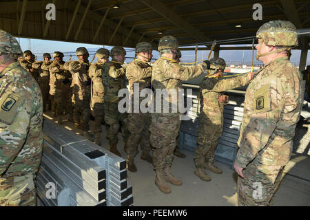 Us-Armee Fallschirmjäger auf die 1 Bataillon zugeordnet, 503Rd Infanterie Regiment, 173Rd Airborne Brigade, echo Befehle gegeben durch die jumpmaster, Jan. 21, 2016, in Aviano Air Base, Italien, als Teil der mock Tür Training in der Vorbereitung für Airborne Operations auf Julia Drop Zone in Pordenone, Italien. Die 173Rd Airborne Brigade ist der US-Armee Contingency Response Force in Europa, die in der Projektion bereit Kräfte überall in den USA in Europa, Afrika oder Verantwortungsbereich Zentrale Befehle' innerhalb von 18 Stunden. (U.S. Armee Foto von visuellen Informationen Spezialist Paolo Bovo/Freigegeben) Stockfoto