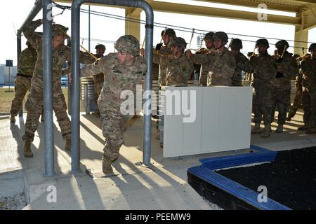 Us-Armee Sgt. 1. Klasse Henry Belastung, ein jumpmaster zum 1.BATAILLON zugeordnet, 503Rd Infanterie Regiment, 173Rd Airborne Brigade, führt mock Tür Übungen in Aviano Air Base, Italien, in der Vorbereitung für Airborne Operations auf Julia Drop Zone in Pordenone, Italien, Jan. 21, 2016. Die 173Rd Airborne Brigade ist der US-Armee Contingency Response Force in Europa, die in der Projektion bereit Kräfte überall in den USA in Europa, Afrika oder Verantwortungsbereich Zentrale Befehle' innerhalb von 18 Stunden. (U.S. Armee Foto von visuellen Informationen Spezialist Paolo Bovo/Freigegeben) Stockfoto