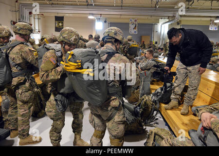 Visuelle Informationen Spezialist Davide Dalla Massara, vom Training Support Center Vicenza, nimmt Video Dokumentation der US-Armee Fallschirmjäger auf die 173Rd Airborne Brigade, Durchführung jumpmaster Personal Inspektionen von Anlagen, Jan. 21, 2016 zugewiesen, bevor ein Betrieb in Aviano Air Base, Italien. Die 173Rd Airborne Brigade ist der US-Armee Contingency Response Force in Europa, die in der Projektion bereit Kräfte überall in den USA in Europa, Afrika oder Verantwortungsbereich Zentrale Befehle' innerhalb von 18 Stunden. (U.S. Armee Foto von visuellen Informationen Spezialist Paolo Bovo/Freigegeben) Stockfoto