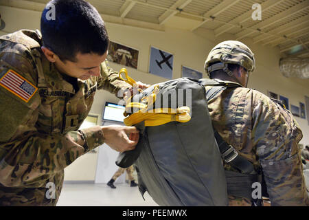 Us Army 1st Leutnant Maurer Delagarza, ein jumpmaster auf die 173Rd Airborne Brigade zugewiesen, führt eine jumpmaster Personal Inspektion der Pfc. Daniel Martinez der Ausrüstung, ein fallschirmjäger mit der 173Rd Airborne Brigade, bevor ein Betrieb in Aviano Air Base, Italien. Die 173Rd Airborne Brigade ist der US-Armee Contingency Response Force in Europa, die in der Projektion bereit Kräfte überall in den USA in Europa, Afrika oder Verantwortungsbereich Zentrale Befehle' innerhalb von 18 Stunden. (U.S. Armee Foto von visuellen Informationen Spezialist Paolo Bovo/Freigegeben) Stockfoto