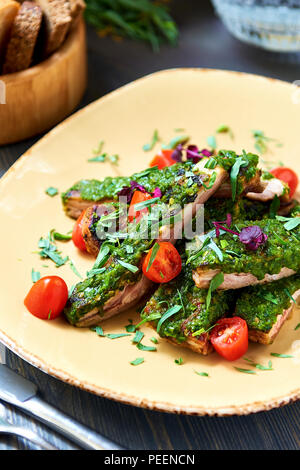 Schweinerippchen mit würzigem Knoblauch und frischen Kräutern Sauce Stockfoto