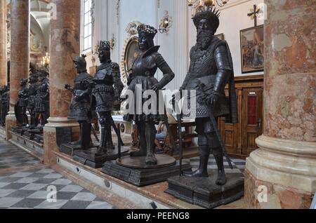 Innsbruck, Hauptstadt Tirols, Österreich (Österreich): Bronzefiguren (Schwarze Mandern) in der Hofkirche Stockfoto