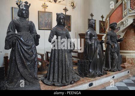 Innsbruck, Hauptstadt Tirols, Österreich (Österreich): Bronzefiguren (Schwarze Mandern) in der Hofkirche Stockfoto