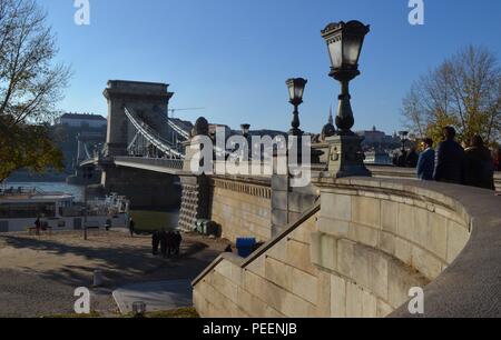 Neoklassizistisches Lamp Post Design auf der Kettenbrücke in Budapest, Ungarn, im Jahre 1849 erbaut, entworfen von William Tierney Clark. Blick Richtung Buda auf die Donau Stockfoto