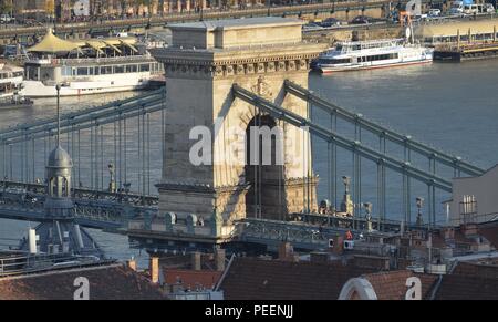 Kettenbrücke in Budapest, Ungarn, im Jahre 1849 erbaut, entworfen von William Tierney Clark. Blick Richtung Pest über Donau mit Flusskreuzfahrt Boote. Stockfoto