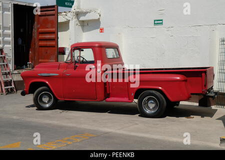 1957 Red Chevy Seite Schritt Pickup Truck, Tecate, Baja California, Mexiko. Stockfoto