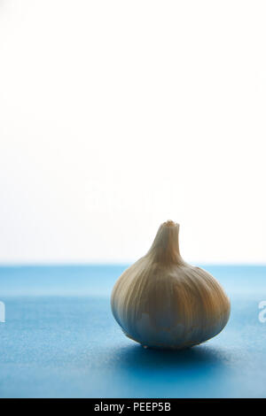 Noch immer leben Foto von Knoblauch auf blauen Vordergrund und weißem Hintergrund Stockfoto