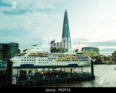 Kreuzfahrt auf der Themse mit Der Shard (aus Glas) Hochhaus im Hintergrund, London. Stockfoto