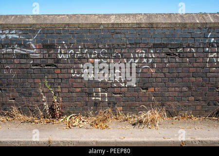 Rassistische graffiti auf Road Bridge, West Midlands Stockfoto