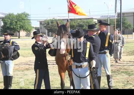 Command Sgt. Maj. Andrew Barteky (links), 1.Kavallerie Division Senior Berater angeworben, und Generalmajor Michael Rechnungen (rechts), 1.Cav. Div. der kommandierende General, den Sattel von "Slingshot entfernen", effektiv das Zurückziehen der militärischen Arbeitspferd vom Pferd Kavallerie Distanz während der vierteljährlichen der Division Distinguished Service Anerkennung Zeremonie Dienstag auf Cooper Feld in Fort Hood, Texas. (U.S. Armee Foto: Staff Sgt. Christopher Calvert, 1.Cav. Div. PAO/Freigegeben) Stockfoto