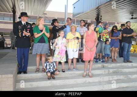 Rentner und Freiwilligen klatschen entlang zur 1. Kavallerie Division Band nach einer Cav. Während der vierteljährlichen der Division Distinguished Service Anerkennung Zeremonie Dienstag auf Cooper Feld in Fort Hood, Texas. (U.S. Armee Foto: Staff Sgt. Christopher Calvert, 1.Cav. Div. PAO/Freigegeben) Stockfoto