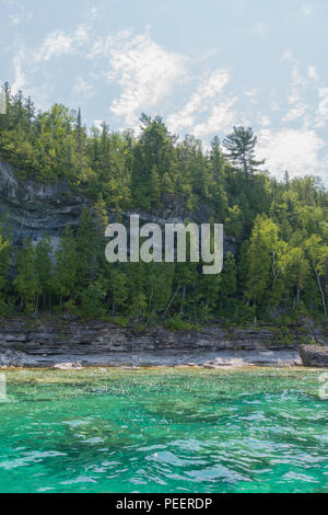 Helle, schöne Landschaft des Niagara Escarpment Kalksteinfelsen entlang der blauen Lake Huron Ufer Stockfoto