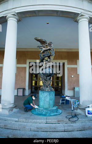 Sachika Iwata, aus New York, arbeitet auf der Basis von Greg Wyatt's "Preis der Freiheit" etwas außerhalb von Arlington National Cemetery's Welcome Center, 12.08.2015, in Arlington, Virginia. Die Skulptur 25. Mai 2003 eingeweiht wurde, Memorial Day, und wird jährlich gewartet. (U.S. Armee Foto von Rachel Larue/freigegeben) Stockfoto