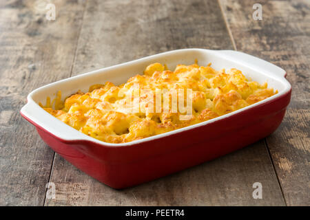 Typische amerikanische Makkaroni und Käse auf dem Holztisch Stockfoto