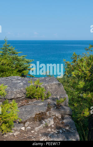 Helle, schöne Landschaft des Niagara Escarpment Kalksteinfelsen entlang der blauen Lake Huron Ufer Stockfoto