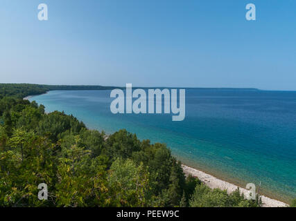 Helle, schöne Landschaft des Niagara Escarpment Kalksteinfelsen entlang der blauen Lake Huron Ufer Stockfoto