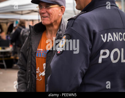 VANCOUVER, BC, Kanada - 11. MAI 2016: Vancouver Polizeioffizier im Gespräch mit einem Mitglied der Öffentlichkeit. Stockfoto