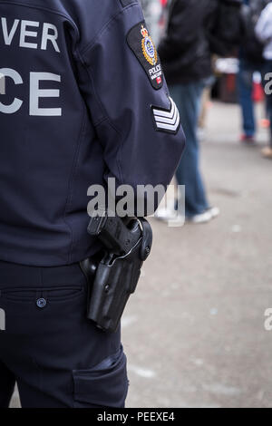 VANCOUVER, BC, Kanada - 11. MAI 2016: eine Nahaufnahme der Pistole und Crest ein Vancouver's Polizisten patrouillieren sie Die Downtown Eastside. Stockfoto