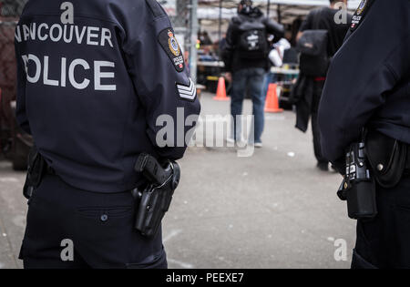 VANCOUVER, BC, Kanada - 11. MAI 2016: eine Nahaufnahme der Pistole und Crest ein Vancouver's Polizisten patrouillieren sie Die Downtown Eastside. Stockfoto