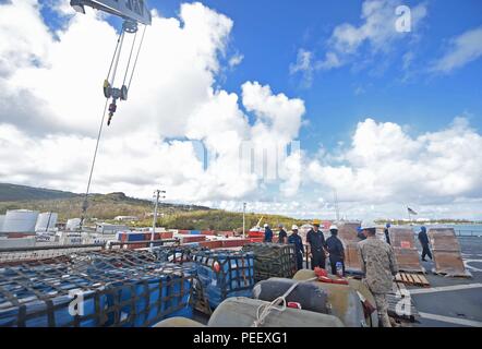 150811-N-KM 939-060 SAIPAN HAFEN, Saipan (Aug. 11, 2015) - Segler aus den Amphibischen dock Landung Schiff USS Ashland (LSD 48) Offload Cargo auf die Pier während der Katastrophenhilfe in Saipan nach Taifun Soudelor. Ashland ist auf Patrouille in den USA 7 Flotte Bereich der Operationen. (U.S. Marine Foto von Mass Communication Specialist 3. Klasse David A. Cox/Freigegeben) Stockfoto