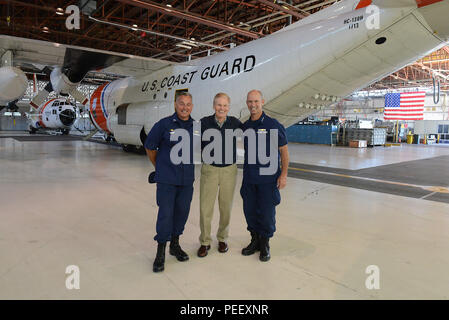 Kapitän Mark Morin, Florida Senator Bill Nelson und Vice Adm. Charles Ray darstellen, die während eines Besuchs auf Coast Guard Air Station Kodiak, Alaska, 12.08.2015. Der Besuch inklusive Making-of und Slip aus der Luft und dem North Pacific Regional Fischerei Training Center. (U.S. Coast Guard foto Petty Officer 3. Klasse Lauren Steenson.) Stockfoto